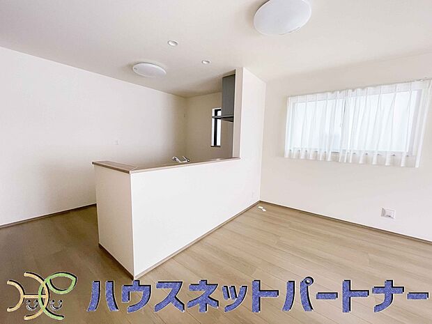 カウンターがあると配膳が楽なことがメリットの一つ。後片付けをするときも、ダイニングテーブルからあまり動かずに流し台へ運ぶことができるので便利です♪
