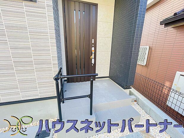 玄関前に季節のお花を置いて可愛く演出してみてはいかがですか。楽しいお家造りが待っています。