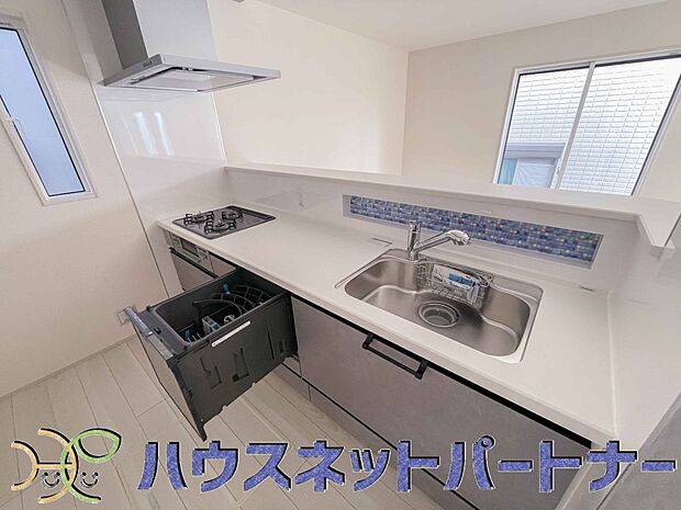 ビルトイン食器洗乾燥機完備。家事のお手伝いをしてくれる奥様の味方です。食器を洗っている間にお掃除など、様々なシーンで家事の時短に役立つ食洗機。省スペースのビルトインタイプを採用致しました。