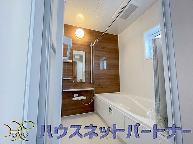 明るい作りの浴室は心も体もリフレッシュさせてくれます。窓もあるので湿気を外へ逃がすことも出来ます。