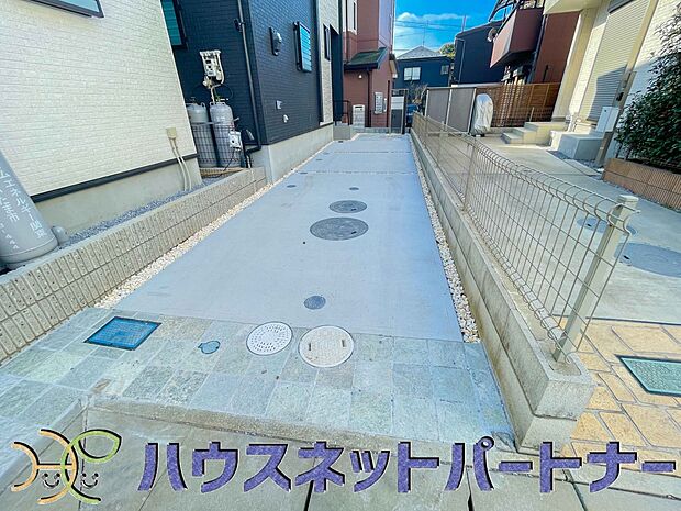 駐車場がある戸建を持つ最大のメリットは、駐車場代金を支払い続ける必要がないことです。賃貸住宅に住んでいる方が、戸建の購入を考えるきっかけに挙げることが多いようです。