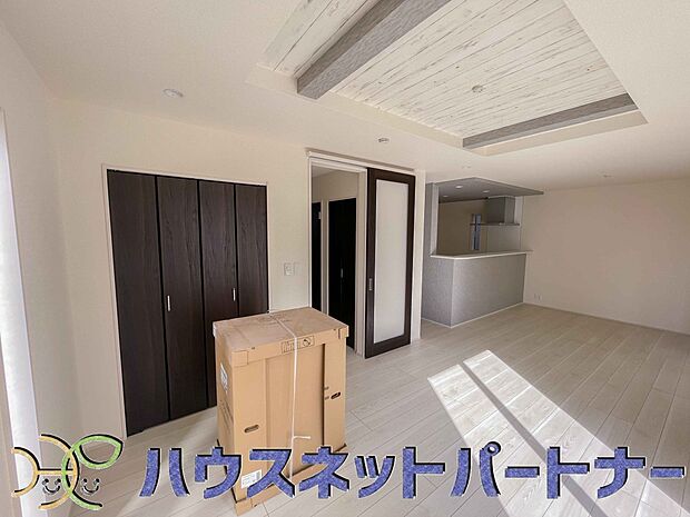 リビングは、食事スペースと寛げる場所設けてもまだ余裕の広さ。明るい光が照らしてくれます。