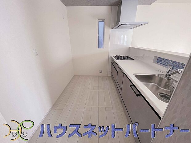 キッチンは家族一緒にお料理が出来る広さ。たまにはご夫婦でお料理も良いですよね。