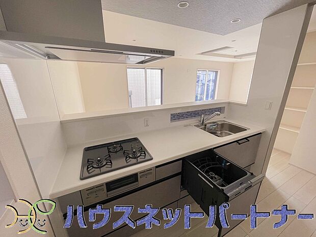 三口コンロで料理の幅を拡げてくれる使いやすいシステムキッチンを採用。洗い場も大きいので野菜や食器を洗ったりする際にも捗り、奥様の強い味方となってくれるはずです。