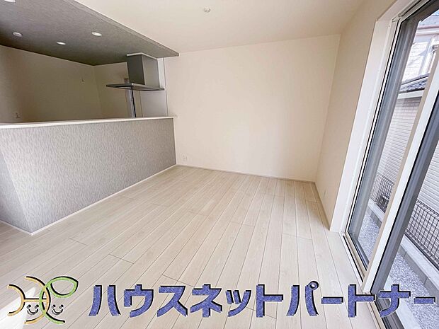 忙しい朝でも家族揃って食事をして頂ける、ゆとりある大きさのダイニングスペース。奥様の手料理をカウンター越しに受けとって頂き、テーブルで囲む素敵な時間を存分にお愉しみ下さい。