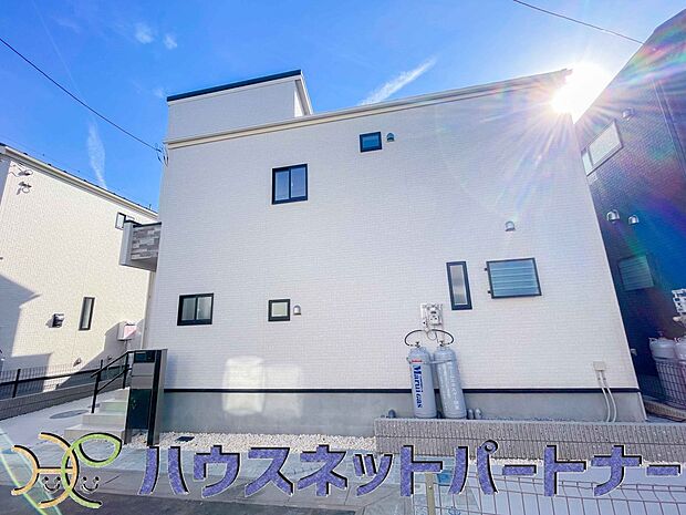 堂々たる趣ながら、主張し過ぎずどこか余裕を感じさせるシャープなフォルムで佇む邸宅は、晴天の空と照らし合わせる事で、本来あるべき完成形の姿を見せてくれます。