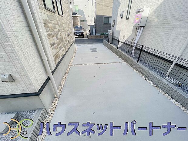 通勤や家族の送迎など、毎日の生活にマイカーが欠かせない方にとって駐車場は大事な条件。敷地内にカースペースがあれば、お出かけやお買い物の際の搬入出もらくらくです。
