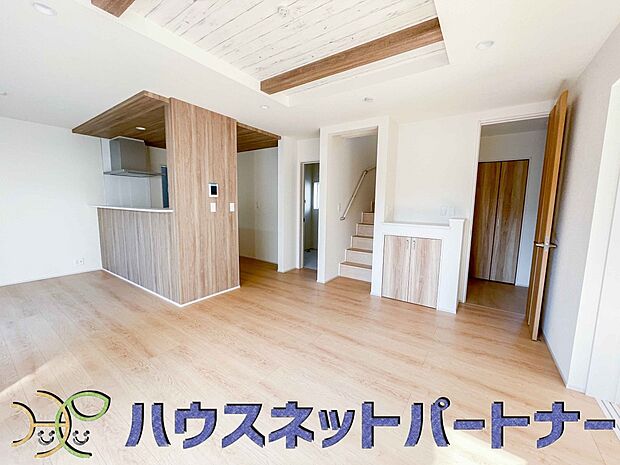 リビングは、食事スペースと寛げる場所設けてもまだ余裕の広さ。明るい光が照らしてくれます。