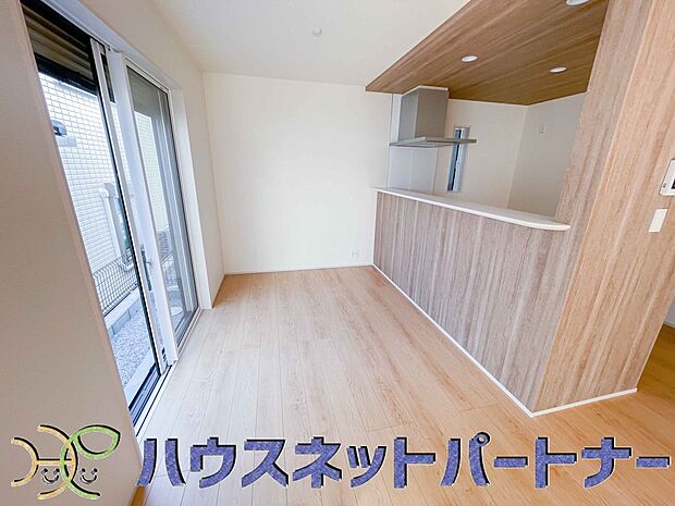 大きな窓から光が入るダイニング、これだけで解放感は変わります。