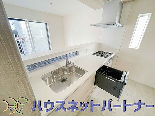 人工大理石のワークトップやシンクは、水を流しただけできれいになったように見えます。白いキッチンは明るく清潔感があり、とっても素敵です。