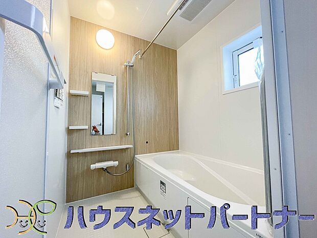 明るい作りの浴室は心も体もリフレッシュさせてくれます。窓もあるので湿気を外へ逃がすことも出来ます。