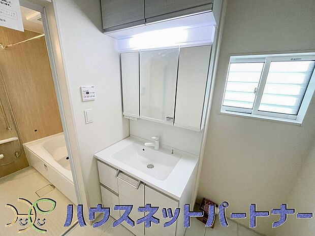 明るい清潔感のある洗面所は、鏡も大きくシンクが広々。朝の支度も楽にこなせます。