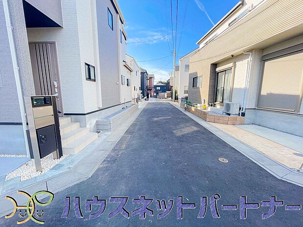 街に溶け合う美しい景観と、採光や風通しを考えて設計された間取り。近隣の視線を考え調整した窓位置など、外観だけでなく、住まうご家族の心地よさを最優先しました。