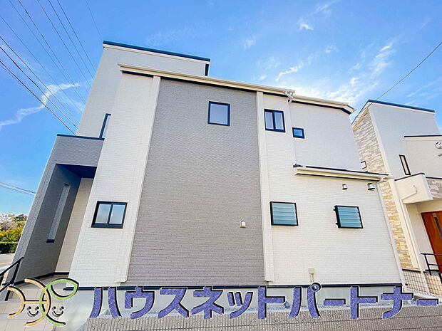 堂々たる趣ながら、主張し過ぎずどこか余裕を感じさせるシャープなフォルムで佇む邸宅は、晴天の空と照らし合わせる事で、本来あるべき完成形の姿を見せてくれます。