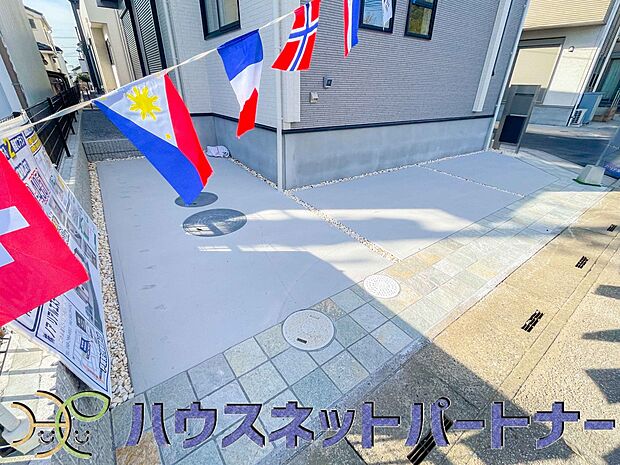 駐車場がある戸建を持つ最大のメリットは、駐車場代金を支払い続ける必要がないことです。賃貸住宅に住んでいる方が、戸建の購入を考えるきっかけに挙げることが多いようです。