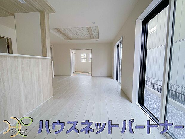 リビングは、食事スペースと寛げる場所設けてもまだ余裕の広さ。明るい光が照らしてくれます。