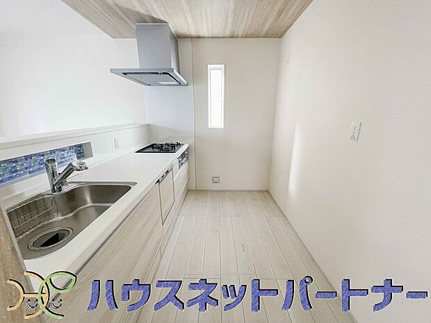 明るい自然光が入る作業スペースを多くとったキッチン採用。夫婦揃ってキッチンに立っても調理がしやすく、家事をしながら会話も弾みます。食器類もすっきりと片付く収納力。