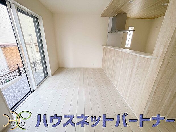 カウンターがあると配膳が楽なことがメリットの一つ。後片付けをするときも、ダイニングテーブルからあまり動かずに流し台へ運ぶことができるので便利です♪