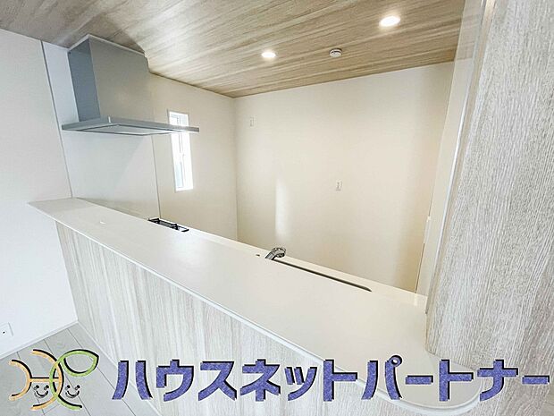 キッチン吊戸棚を無くす事によって、コミュニケーションを重視した設計に致しました。区画によって変わる一体感を、実際にご覧になって頂けましたらと思います。 