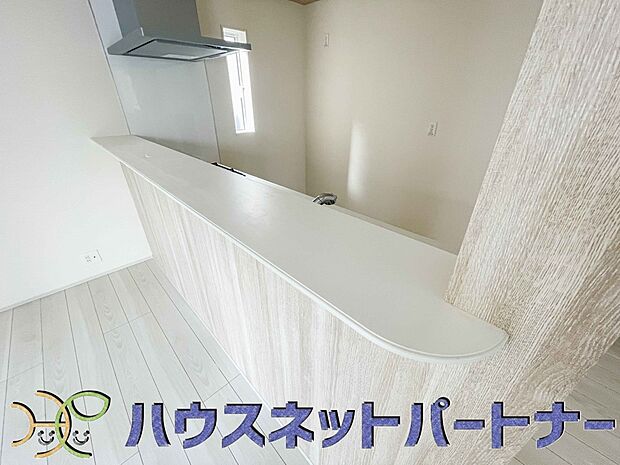 キッチンカウンターがあると配膳が楽なことがメリットの一つ。後片付けをするときも、ダイニングテーブルからあまり動かずに流し台へ運ぶことができるので便利です♪