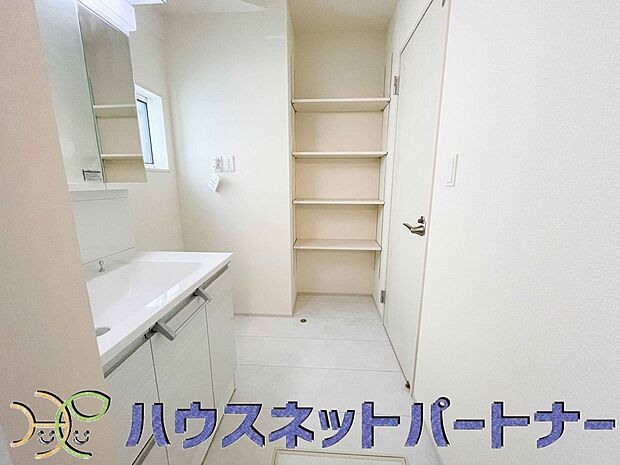 タオルやパジャマ、下着、掃除用品などランドリーに置きたいアイテムを一気に収納してくれる、あると便利サニタリー収納。