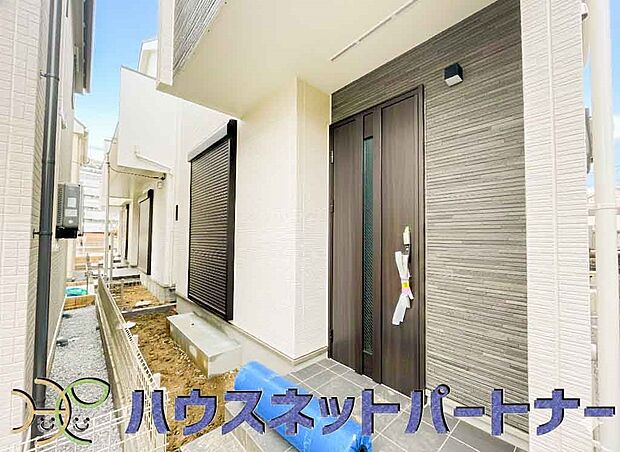 玄関の扉を開けるとそこは家族の待つお家。笑い声が聞こえてきそう。