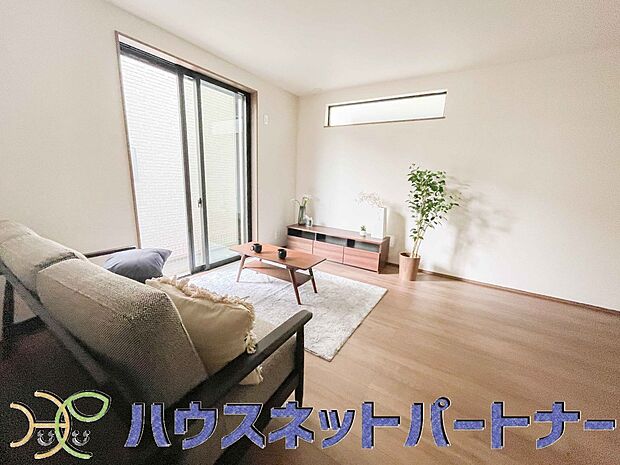 太陽の光が照らす明るいリビングは、開放感があり通風・採光に優れ、心地よい光と風が舞い込んできます。心休まるリビングは何よりも快適な時間を過ごせます。