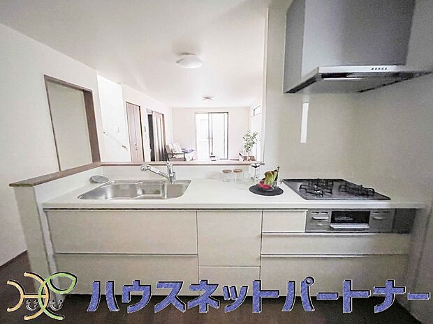 カウンターキッチンは広くて収納力もあるので、快適に料理をすることができます。食器や炊事用具を手の届くところに配置しやすいため調理もスピーディーです。