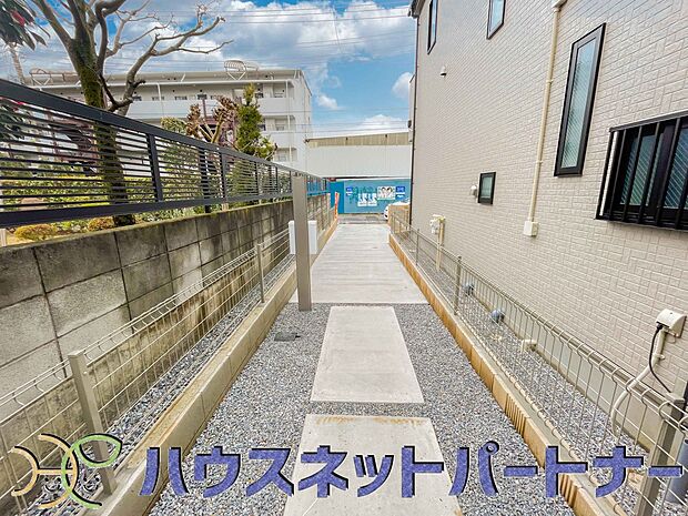 戸建ての購入を検討することになったきっかけに「駐車場を持てること」を挙げる方が多くいらっしゃいます。駐車場代金を支払続ける必要がないことは、駐車場付き戸建を持つ最大のメリットです。