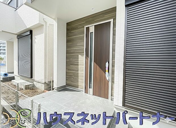 お客様も迎える玄関は高級感のある造りです。