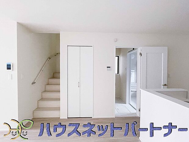 階を移動する際にリビングを通る、リビングイン階段。自然なかたちで家族が集まるため、お子様の個室が1階や3階にある場合でも、毎日の挨拶や会話が増えやすくなります。