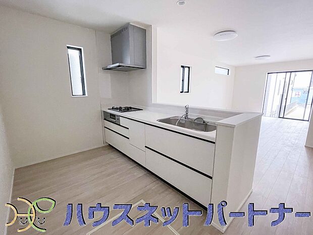 カウンターキッチンは広くて収納力もあるので、快適に料理をすることができます。食器や炊事用具を手の届くところに配置しやすいため調理もスピーディーです。