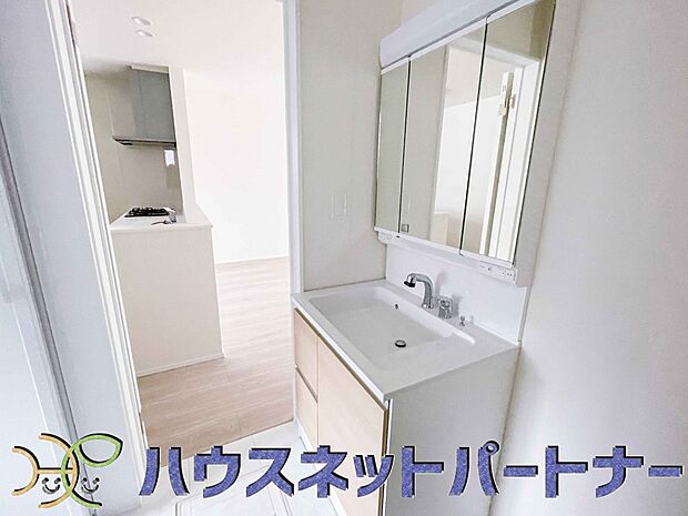家の中でも特にプライベートスペースとなる洗面所は、洗濯場所と浴室を同じ空間でまとめております。小窓を設置しておりますので、熱気などが籠りやすい空間でちょっとした空気の入れ替えを。