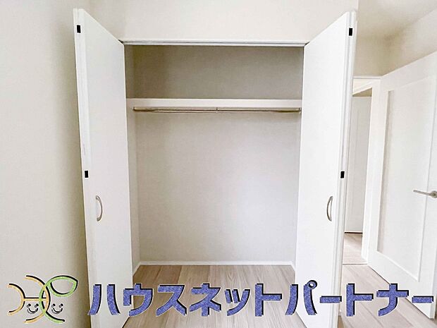 壁面クローゼットのメリットは、衣類が横一列に並ぶためひと目で洋服が選びやすいこと。衣類をたくさんお持ちの方も、限られたスペース内に無理なく収納することができます。