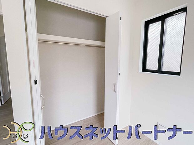 多くの人がお困りの住まいの収納。壁面クローゼットがあればタンスを置く必要がなく、出っ張りのないスッキリ空間を維持できます。限られたスペースを有効に活用できそう。