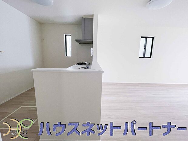 キッチンカウンターがあると配膳が楽なことがメリットの一つ。後片付けをするときも、ダイニングテーブルからあまり動かずに流し台へ運ぶことができるので便利です♪