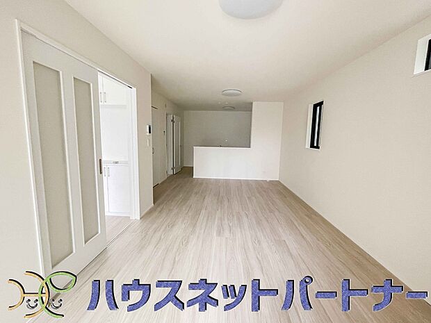 カウンターキッチンなら、リビングで遊ぶ子供の様子を見ながら料理ができるので安心です。料理を運んでもらったり、子供にお手伝いしてもらいやすいのもいいですね♪