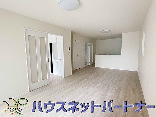 リビングは、食事スペースと寛げる場所設けてもまだ余裕の広さ。明るい光が照らしてくれます。