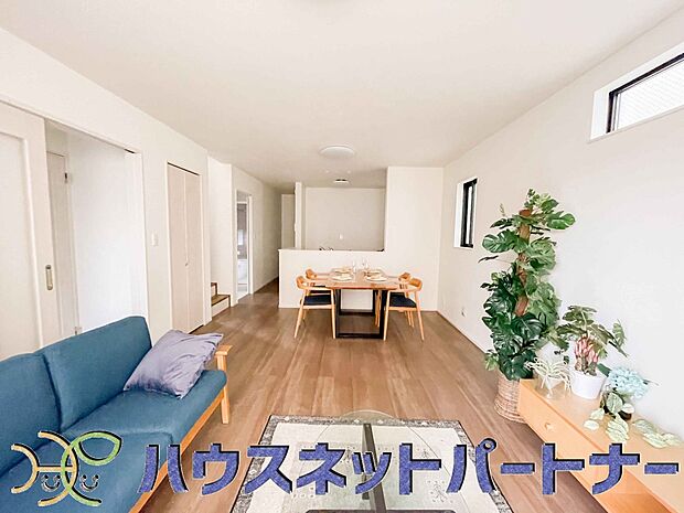 整然とした空間演出、快適な理想の暮らしの実現は家のみの拘りではなく、そこで暮らす方々にとって素敵な環境であることも挙げられると思います。四季折々の変化が奏でる鼓動を楽しんで下さい。