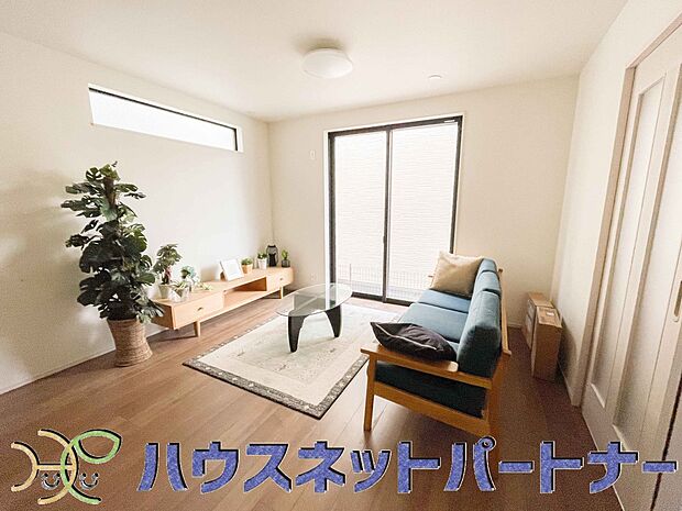 太陽の光が照らす明るいリビングは、開放感があり通風・採光に優れ、心地よい光と風が舞い込んできます。心休まるリビングは何よりも快適な時間を過ごせます。