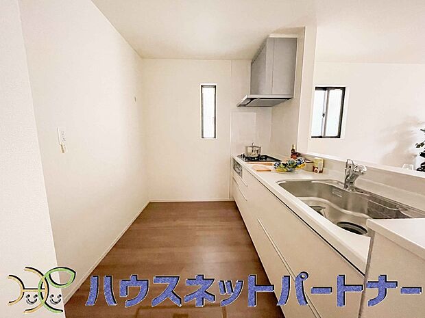 カウンターキッチンは広くて収納力もあるので、快適に料理をすることができます。食器や炊事用具を手の届くところに配置しやすいため調理もスピーディーです。