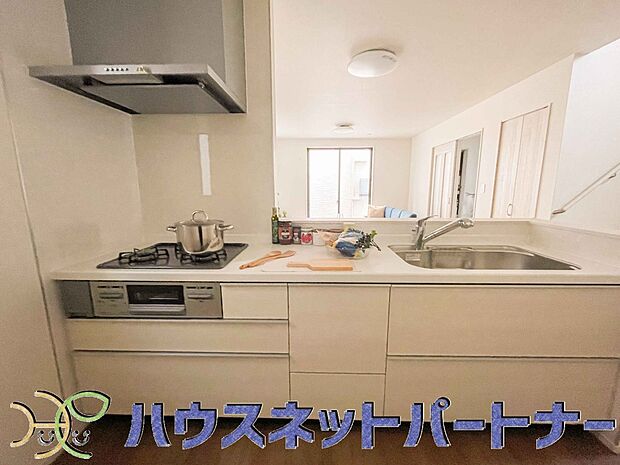 キッチン吊戸棚を無くす事によって、コミュニケーションを重視した設計に致しました。区画によって変わる一体感を、実際にご覧になって頂けましたらと思います。