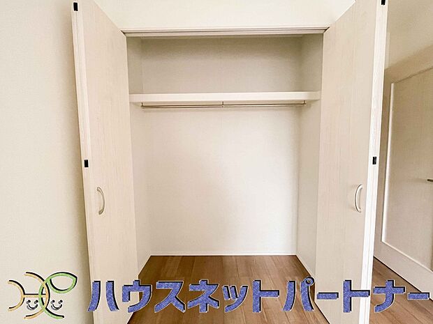 壁面クローゼットのメリットは、衣類が横一列に並ぶためひと目で洋服が選びやすいこと。衣類をたくさんお持ちの方も、限られたスペース内に無理なく収納することができます。