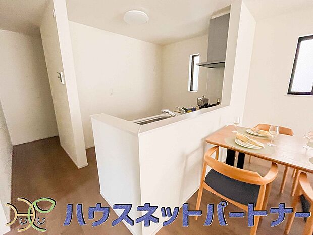 カウンターキッチンなら、リビングで遊ぶ子供の様子を見ながら料理ができるので安心です。料理を運んでもらったり、子供にお手伝いしてもらいやすいのもいいですね♪