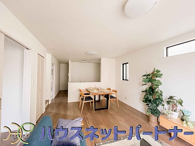 明るく開放的なダイニング。家族とのコミュニケーションが取りやすく、みんなの笑顔が溢れます。