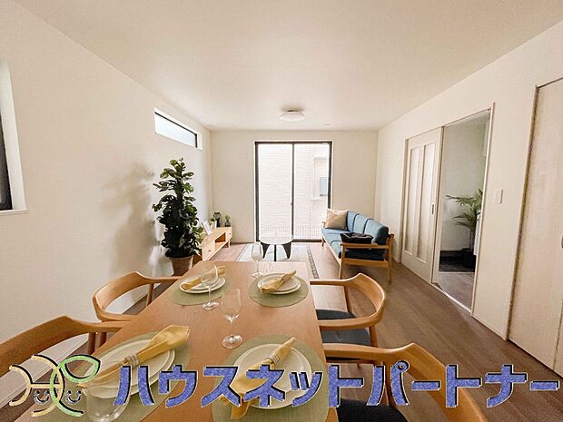 忙しい朝でも家族揃って食事をして頂ける、ゆとりある大きさのダイニングスペース。奥様の手料理をカウンター越しに受けとって頂き、テーブルで囲む素敵な時間を存分にお愉しみ下さい。