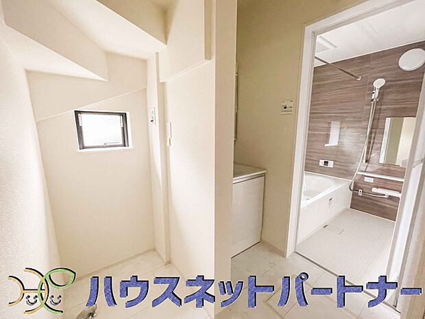 毎日使う洗濯機。しっかりと奥行きのある置き場が確保されています。