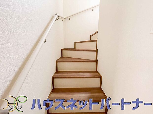 手すりがないと階段の昇り降りで危険なことはもちろん、壁に手をつきながら歩くことで壁紙が汚れやすくなります。すべての方に安心して昇り降りしていただくため、手すりを設置しました。