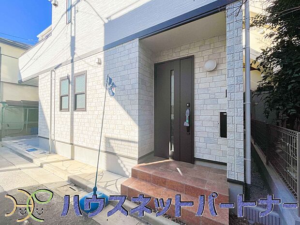 玄関前に季節のお花を置いて可愛く演出してみてはいかがですか。楽しいお家造りが待っています。