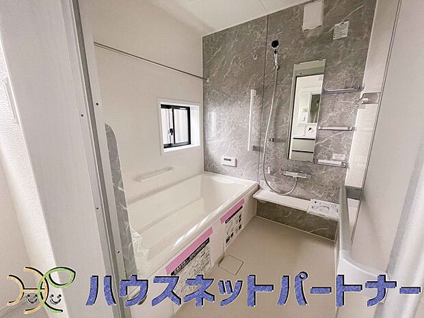 冬場にはヒヤッとしないように暖房機能、梅雨の時期には乾燥等、機能的で清潔感溢れる浴室。快適・清潔な空間で心も体もオフになる時間を楽しむことが可能です。